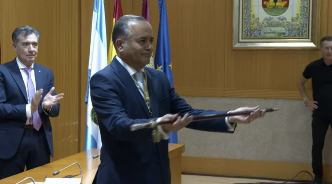 José Julián Gregorio con el bastón de mando del Ayuntamiento de Talavera