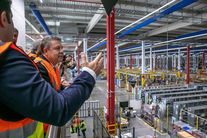 Page visita el centro logístico Amazon en Illescas