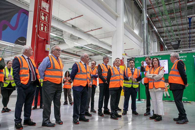 Page visita el centro logístico Amazon en Illescas