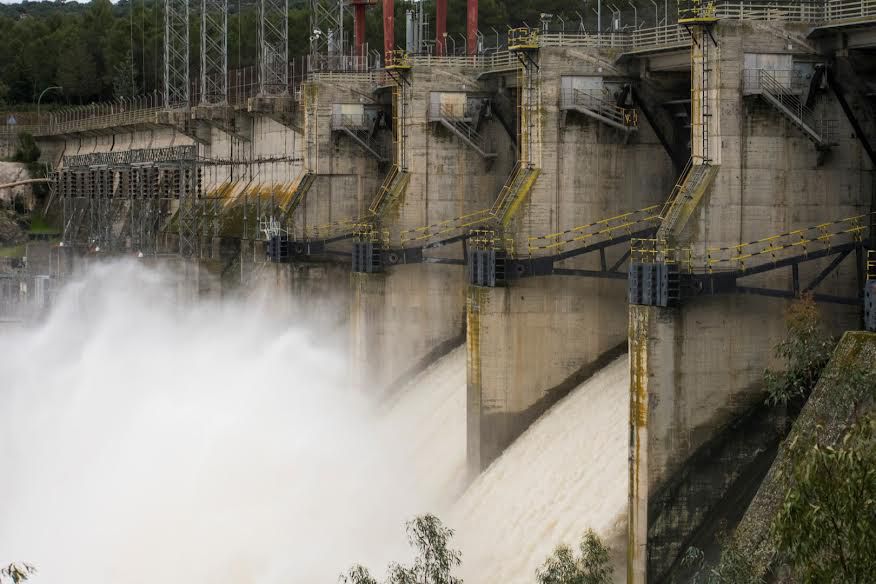 Impactantes imágenes de El Puente del Arzobispo y la presa de Azután