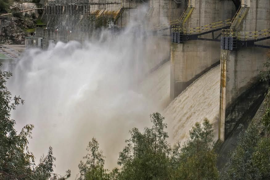 Impactantes imágenes de El Puente del Arzobispo y la presa de Azután