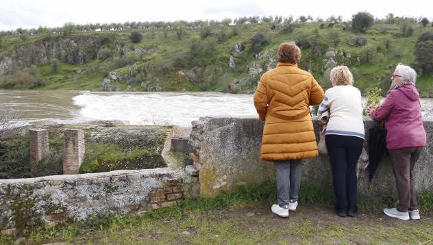 Impactantes imágenes de El Puente del Arzobispo y la presa de Azután