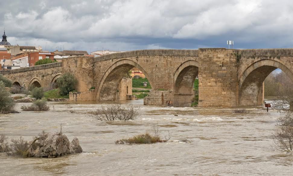 Impactantes imágenes de El Puente del Arzobispo y la presa de Azután