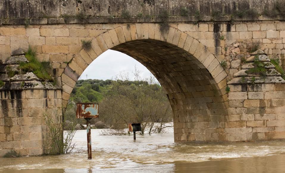 Impactantes imágenes de El Puente del Arzobispo y la presa de Azután