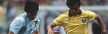 José Basualdo y Ricardo Branco, durante el encuentro que disputaron Argentina y Brasil en Italia'90. 