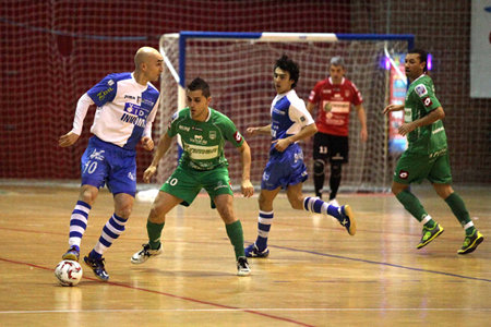 Alberto Riquer, muy acertado todo el partido, protege la pelota ante dos rivales. (Foto: LNFS)