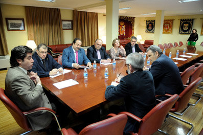 Responsables de la AHT reunidos con el delegado del Gobierno de Castilla-La Mancha, Máximo Díaz-Cano. (Foto: LVDT)