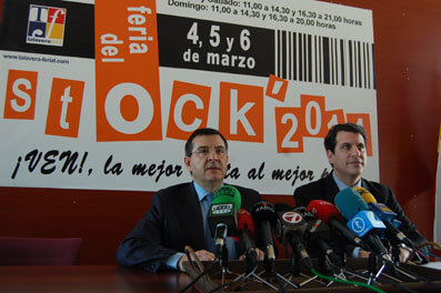 El presidente del Comité Ejecutivo de Talavera Ferial, Carlos Ángel Devia, y el director general de FEDETO, Manuel Madruga, durante la presentación. (Foto: J.F.)