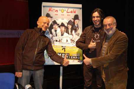 Francisco Castaño, a la derecha, junto al director y a uno de los actores de la compañía, Yayo Cáceres y Álvaro Tato.  (Foto: J.F.)