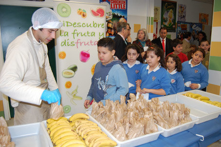 Doscientos escolares del centro recogieron fresas o un plátano como tentempié para el recreo. (Foto: J.F.)