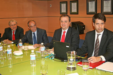 El alcalde, José Francisco Rivas, y el consejero de Ordenación del Territorio y Vivienda, Julián Sánchez Pingarrón, durante la reunión con responsables de INECO. (Foto: LVDT)