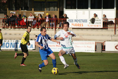 Josué, autor de dos de los cuatro goles talaveranos, disputando el balón ante un rival. (Foto: D.M.)