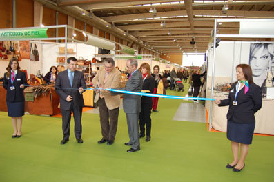 Los alcaldes de Úbeda (Jaén) y Talavera durante el corte de cinta para inaugurar la feria. (Foto: J.F.)