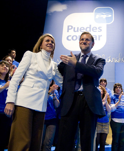 Cospedal y Rajoy al termino del acto en el Palacio de Congresos de Albacete. (Foto: LVDT)