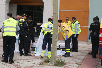 Efectivos sanitarios y policiales socorren el cuerpo minutos después del fatal desenlace. (Foto: D.M.)