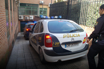 Momento en que la Policía accede a los juzgados con los detenidos para prestar declaración este lunes. (Foto: C.G.)