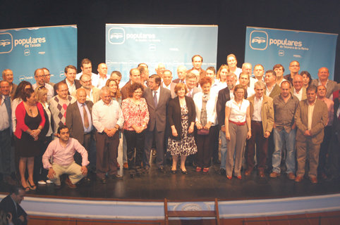 Los 73 candidatos junto a García-Tizón, Lago y Riolobos en el Teatro Victoria. (Foto: J.F.)