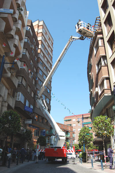 Los bomberos actúan en la céntrica calle Prado. (Foto: Carlos Granda)