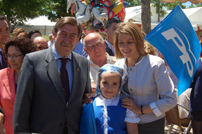 Lago y Cospedal estuvieron en la caseta del Partido Popular en las Ferias. (Foto: Carlos Granda)