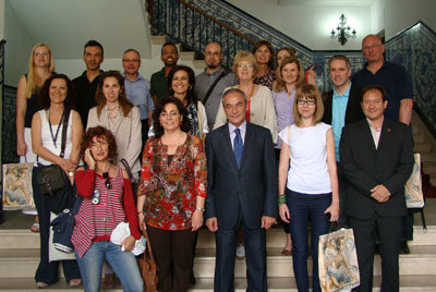 Foto de familia de los docentes en el Ayuntamiento. (Foto: LVDT)