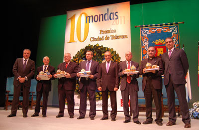 Foto de familia de los premiados en la gala realizada en el Teatro Palenque. (Foto: Carlos Granda)