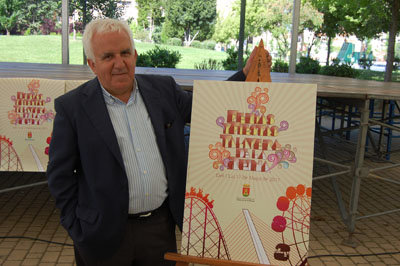 Carlos Gil posa junto al cartel de San Isidro 2011. (Foto: Carlos Granda)