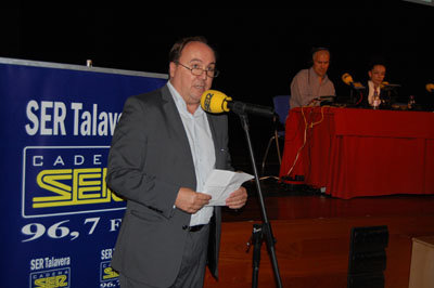 Manuel Muñoz, director de la emisora, desgranó el contenido de la publicación. (Foto: Carlos Granda)