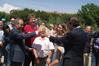 Rivas, Domínguez y Lago brindaron con tres generaciones de talaveranos por el río Tajo. (Foto: D.M.)