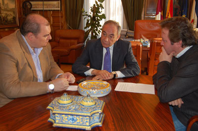 Un momento de la entrevista concedida por Rivas en el Ayuntamiento. (Foto: Carlos Granda)