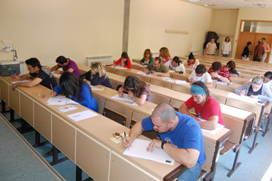 Una treintena de alumnos durante uno de los exámenes en la Facultad de Ciencias Sociales de Talavera. (Foto: J.F.)