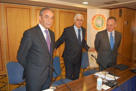 Rivas, Barreda y Calvet antes de iniciar la comparecencia ante la prensa. (Foto: J.F.)