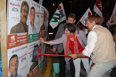 Domínguez, Arnau y Pacheco en la pegada de carteles en la Plaza de España. (Foto: J.F.)