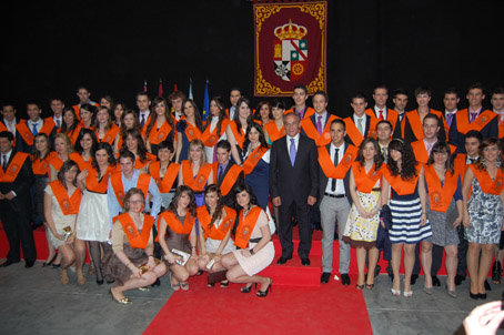 El alcalde junto a la promoción 2008-2011 de Ciencias Empresariales. (Foto: J.F.)