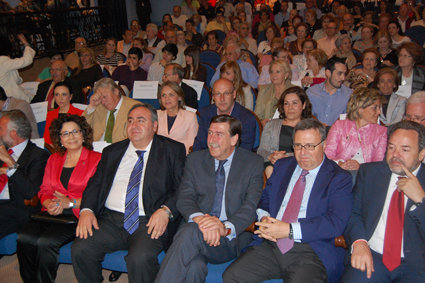 Lago acompañado de Ramos, Riolobos, Tirado, Tizón y Labrador, entre otros, antes de comenzar el acto en el Teatro Victoria. (Foto: D.M.)