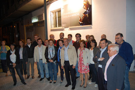 La candidatura casi al completo junto a la sede socialista de Talavera. (Foto: J.F.)