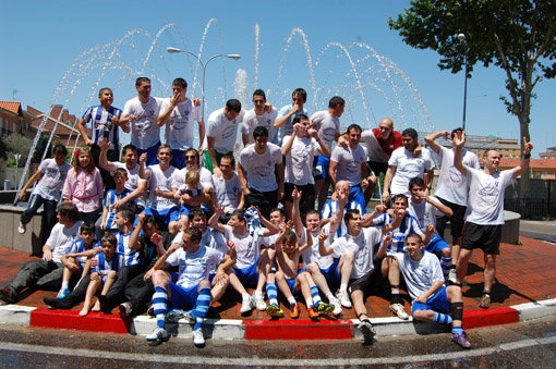 Los jugadores cantaron al alirón por toda la ciudad y se dieron baños como el de la imagen. (Foto: J.F.)