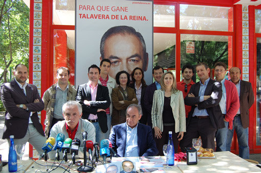 El candidato socialista estuvo arropado por Camacho y el grueso de su lista. (Foto: J.F.)