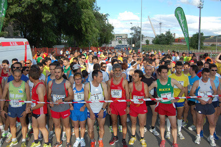 Primera línea de los corredores segundos antes de la salida junto a las Pistas de Atletismo. (Foto: J.F.)