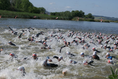 Las aguas del Tajo acogieron la primera transición: 750 metros de natación. (Foto: D.M.)