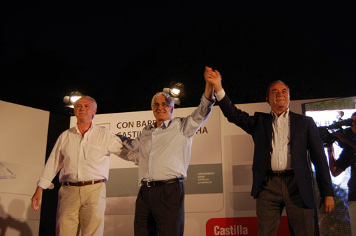 Barreda, entre Camacho y Rivas, antes de iniciarse el mitin en Talavera. (Foto: J.F.)