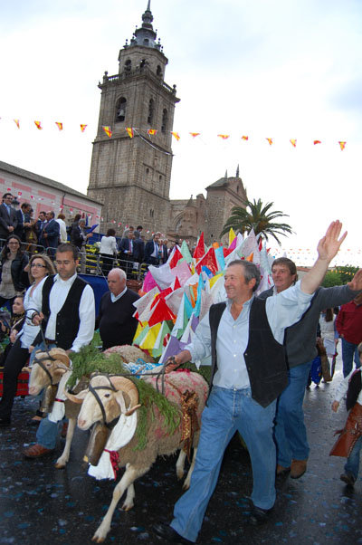 El carrito tirado por los carneros cerró una vez más el Gran Cortejo de Mondas. (Foto: Carlos Granda)