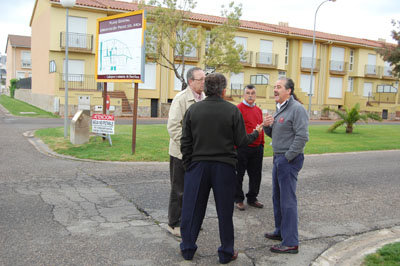 Casitas conversa con vecinos de la urbanización a la entrada de la misma. (Foto: Carlos Granda)