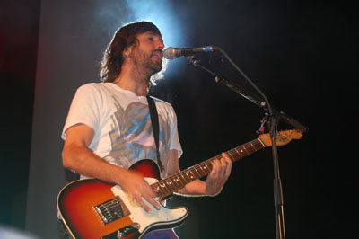 'El Pescao' armado con su guitarra en su concierto de la Plaza de la Juventud. (Foto: Carlos Granda)