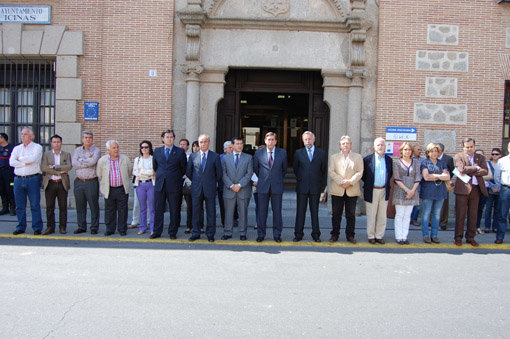 Parte de la corporación municipal guarda un minuto de silencio por el desastre de Lorca. (Foto: J.F.)