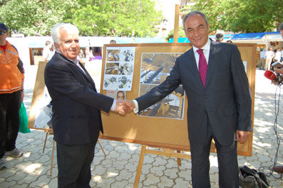 Gil y Rivas se felicitan después de presentar el proyecto en los Jardines del Prado. (Foto: J.F.)