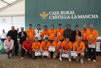 Uno de los equipos participantes recibe su reconocimiento tras la jornada deportiva. (Foto: LVDT)