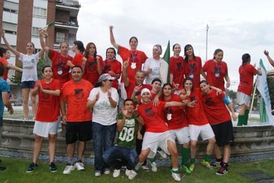 Las jugadoras celebraron el éxito en la fuente. (Foto: LVDT)