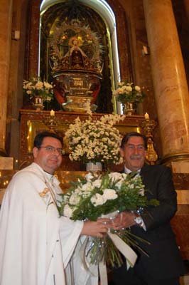 Felipe Garcia y Lago portan la ofrenda para la patrona. (Foto: Carlos Granda)