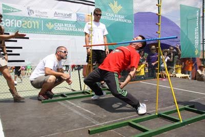 Los empleados mostraron su destreza en pruebas como el limbo. (Foto: LVDT)