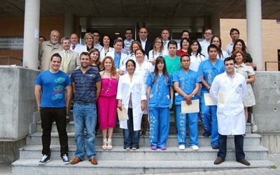 Profesionales del centro hospitalario junto a los estudiantes en el exterior. (Foto: LVDT)